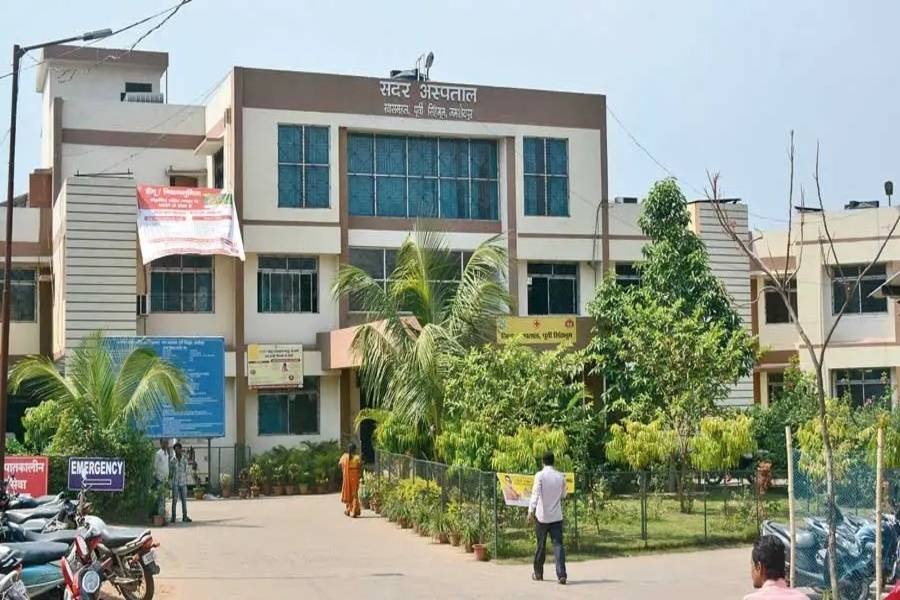 Jamshedpur News: सदर अस्पताल में लैब कर्मियों का फूटा गुस्सा, टेक्नीशियन कार्तिक महतो पर प्रताड़ना और अभद्र व्यवहार का आरोप, उपायुक्त और सिविल सर्जन को सौंपी लिखित शिकायत