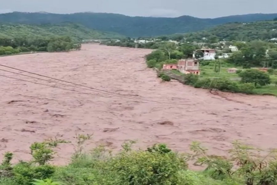 Jammu Kashmir Flood News: जम्मू-कश्मीर के राजौरी और पुंछ जिलों में मूसलाधार बारिश के बाद अचानक आई बाढ़ ने मचाई भीषण तबाही, अब तक 11 लोगों की मौत