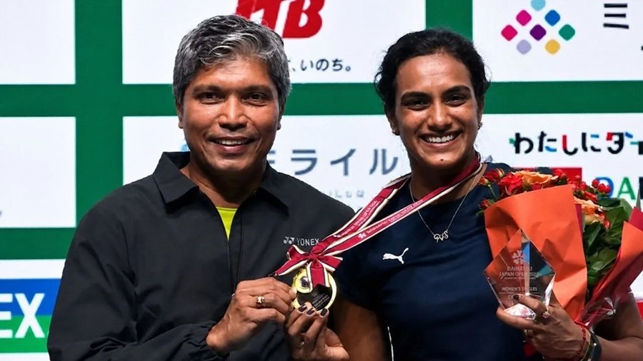 PV Sindhu Japan Open 2026: भारतीय बैडमिंटन स्टार पीवी सिंधु ने जापान ओपन सुपर-750 का खिताब जीतकर रचा इतिहास, फाइनल में अकाने यामागुची को सीधे गेमों में हराकर बनीं पहली भारतीय महिला विजेता