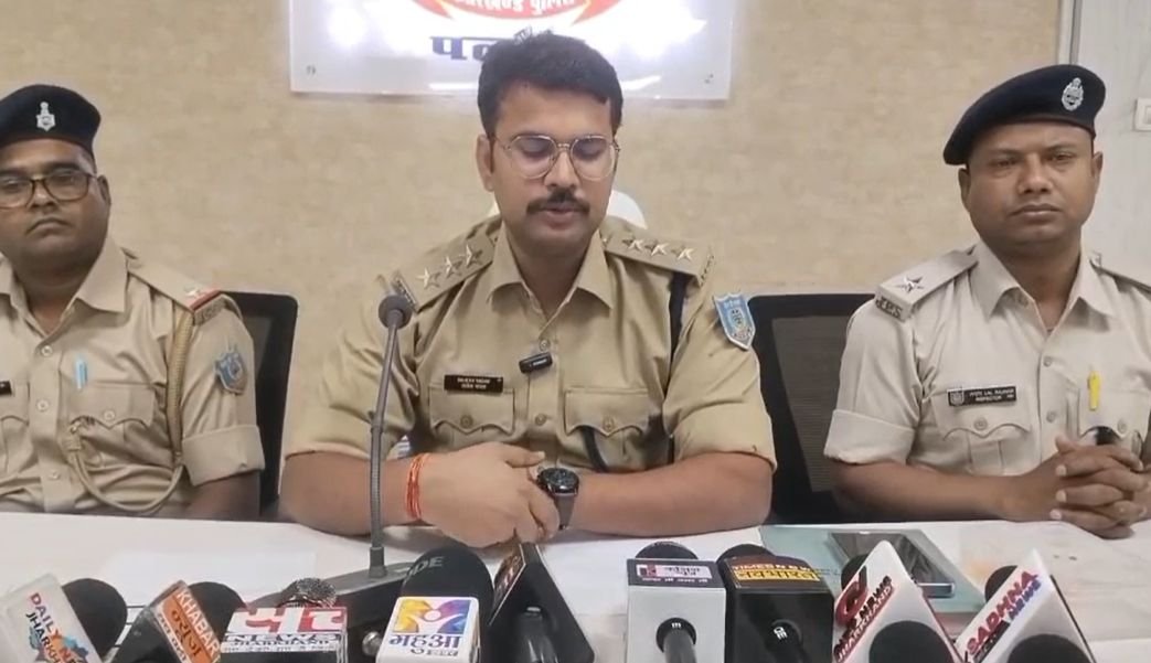 पलामू: बच्चे के गले से सोने का लॉकेट चोरी करने वाले गिरोह का तीन सदस्यों के साथ खुलासा