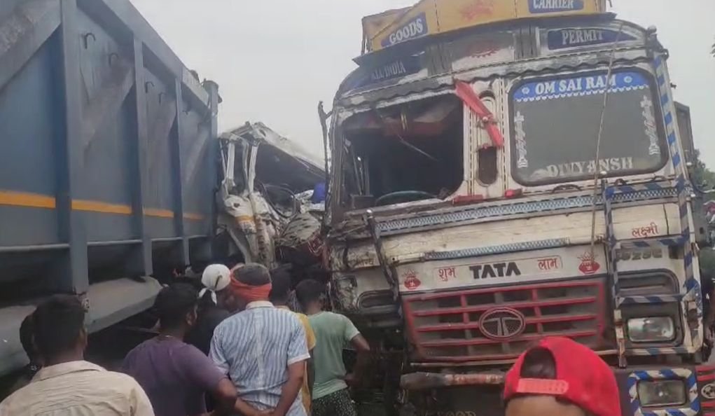 टाटा-चाईबासा सड़क हादसा: डंपर चालक की मौत, दूसरे चालक की तलाश जारी