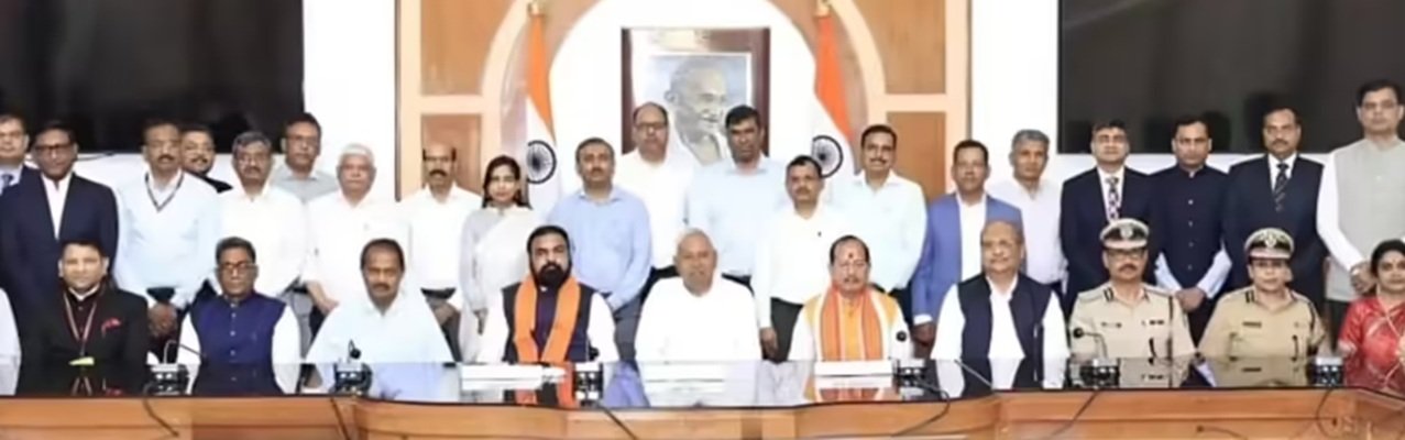 Bihar Politics: नीतीश कुमार का दो दशकों का सफर खत्म, अंतिम कैबिनेट बैठक में भावुक हुए सीएम, अब दिल्ली की राजनीति में निभाएंगे नई भूमिका