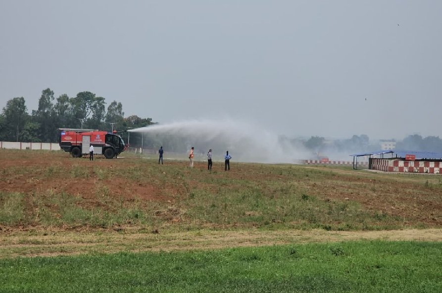 Jamshedpur News : सोनारी एयरपोर्ट पर विमान दुर्घटना की मॉक ड्रिल, राहत एवं बचाव अभियान का किया गया अभ्यास